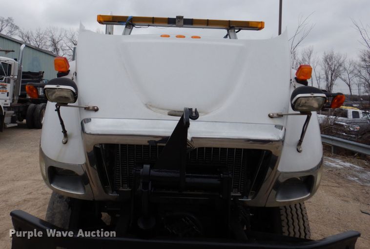 image for item IM9772 2004 International 7400  truck cab and chassis