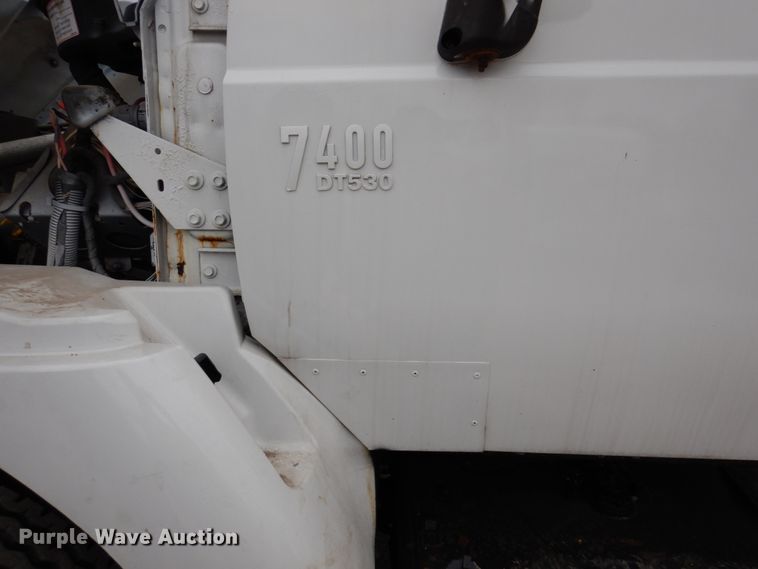 image for item IM9772 2004 International 7400  truck cab and chassis
