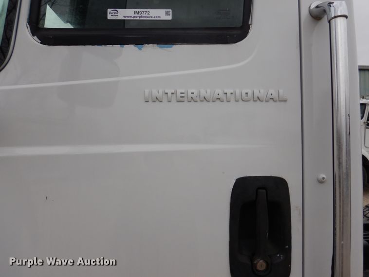 image for item IM9772 2004 International 7400  truck cab and chassis