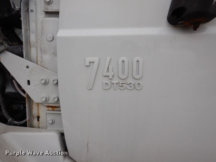 image for item IM9772 2004 International 7400  truck cab and chassis