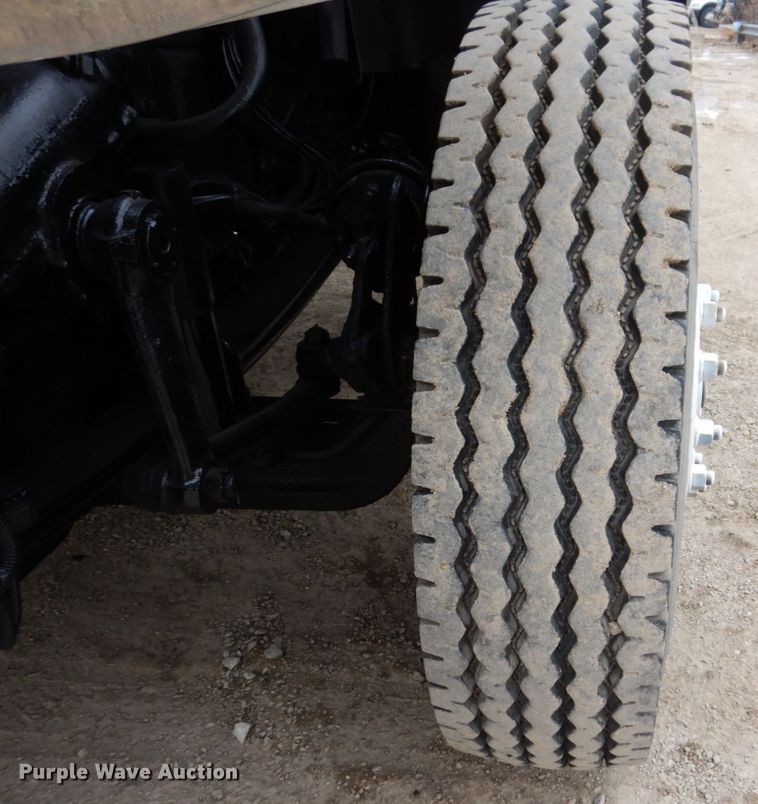 image for item IM9772 2004 International 7400  truck cab and chassis