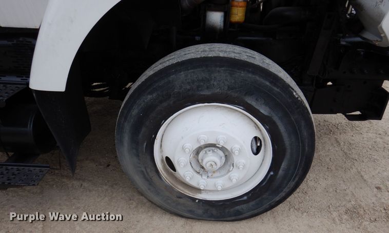 image for item IM9772 2004 International 7400  truck cab and chassis