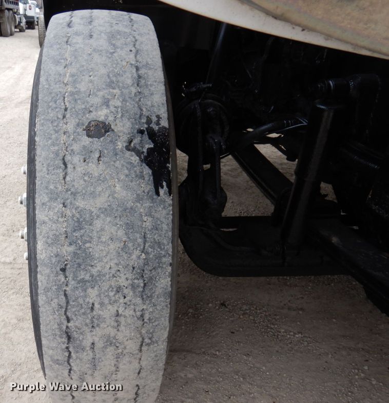 image for item IM9772 2004 International 7400  truck cab and chassis