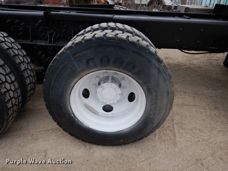 image for item IM9772 2004 International 7400  truck cab and chassis