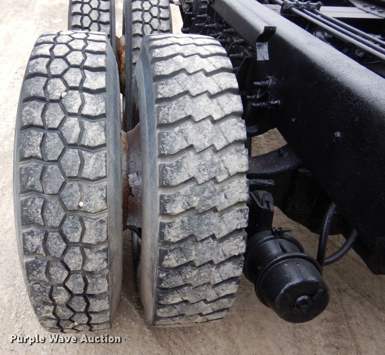 image for item IM9772 2004 International 7400  truck cab and chassis