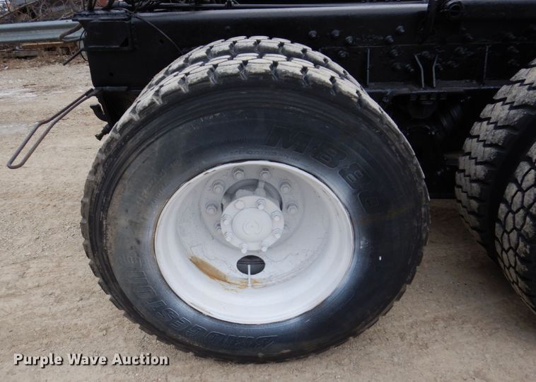 image for item IM9772 2004 International 7400  truck cab and chassis