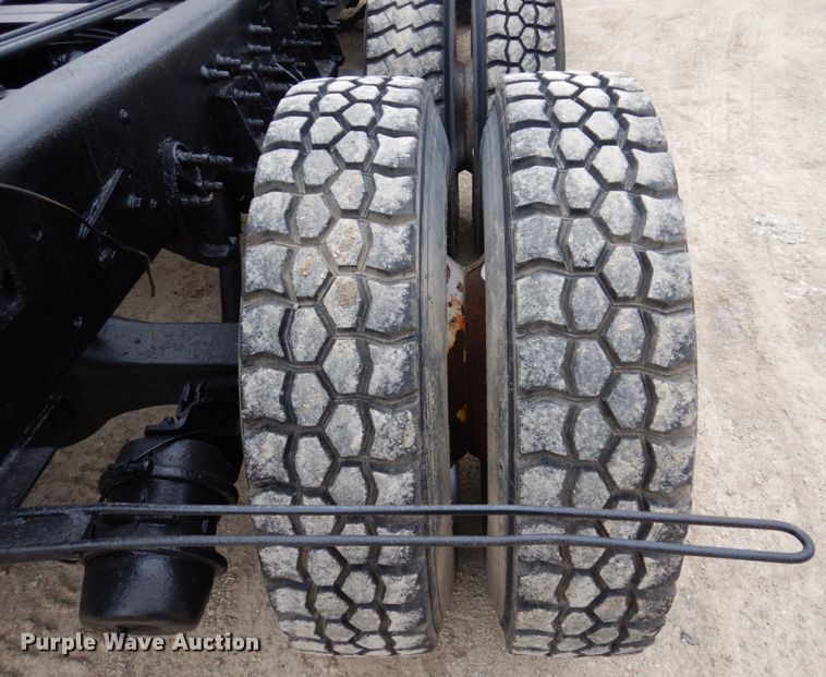 image for item IM9772 2004 International 7400  truck cab and chassis