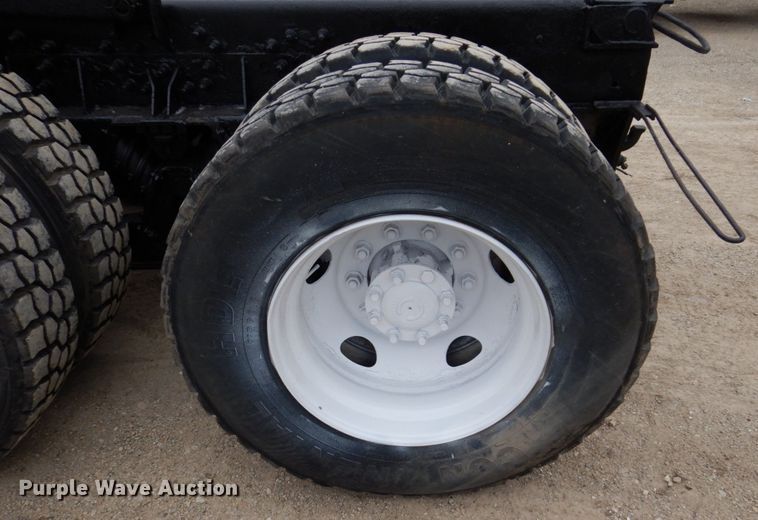 image for item IM9772 2004 International 7400  truck cab and chassis