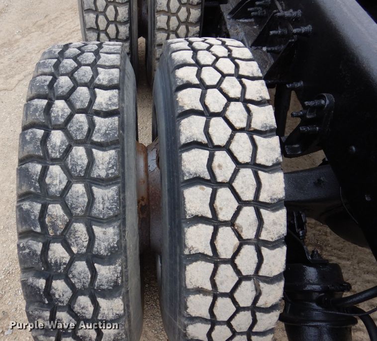 image for item IM9772 2004 International 7400  truck cab and chassis