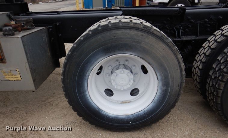 image for item IM9772 2004 International 7400  truck cab and chassis