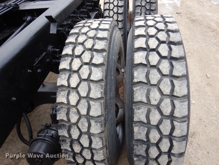 image for item IM9772 2004 International 7400  truck cab and chassis