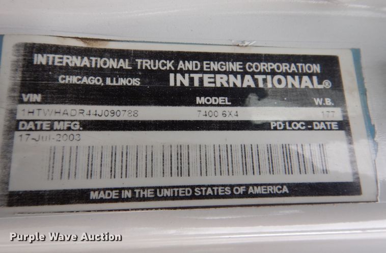 image for item IM9772 2004 International 7400  truck cab and chassis