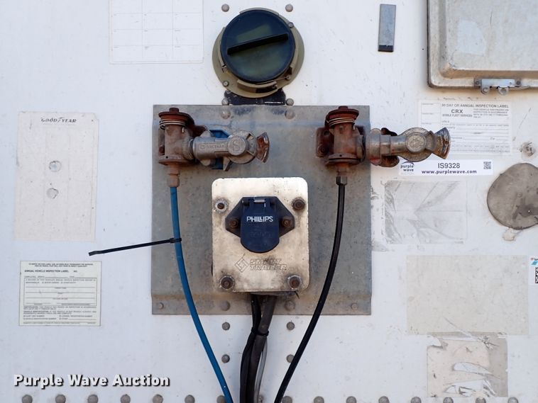 image for item IS9328 2004 Wabash  dry van trailer