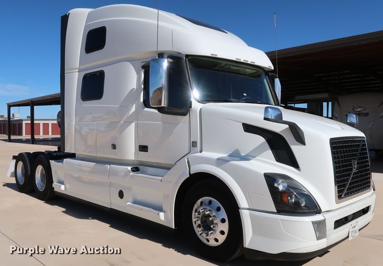 image for item IY9078 2017 Volvo VNL  semi truck