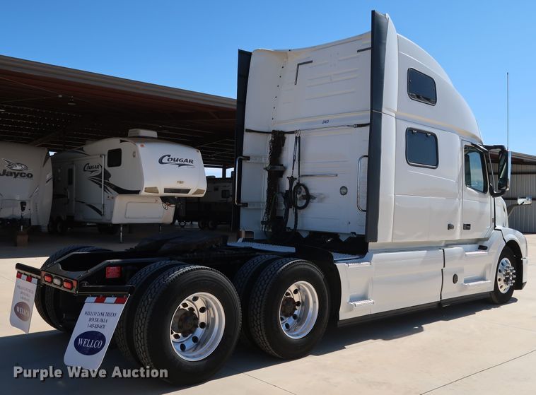 image for item IY9078 2017 Volvo VNL  semi truck