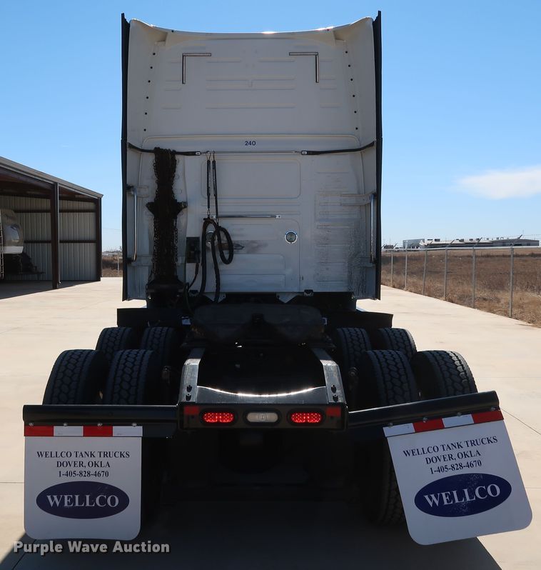 image for item IY9078 2017 Volvo VNL  semi truck