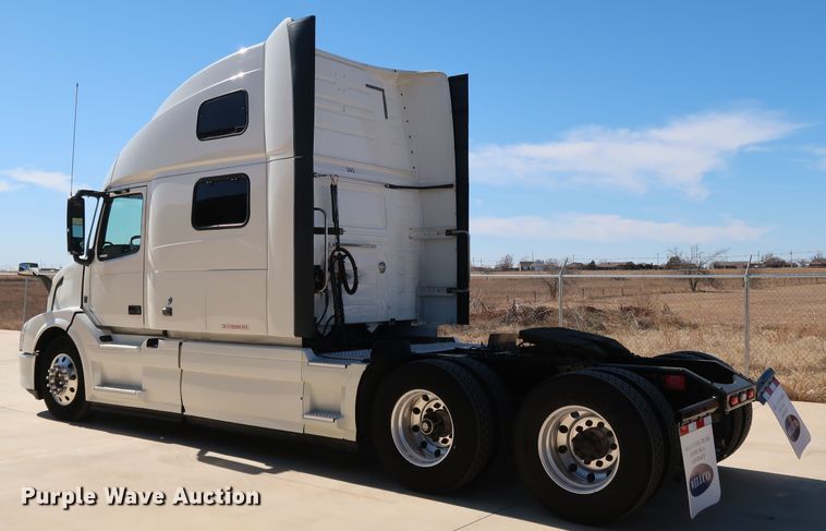 image for item IY9078 2017 Volvo VNL  semi truck