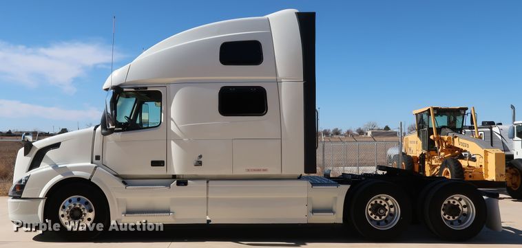 image for item IY9078 2017 Volvo VNL  semi truck