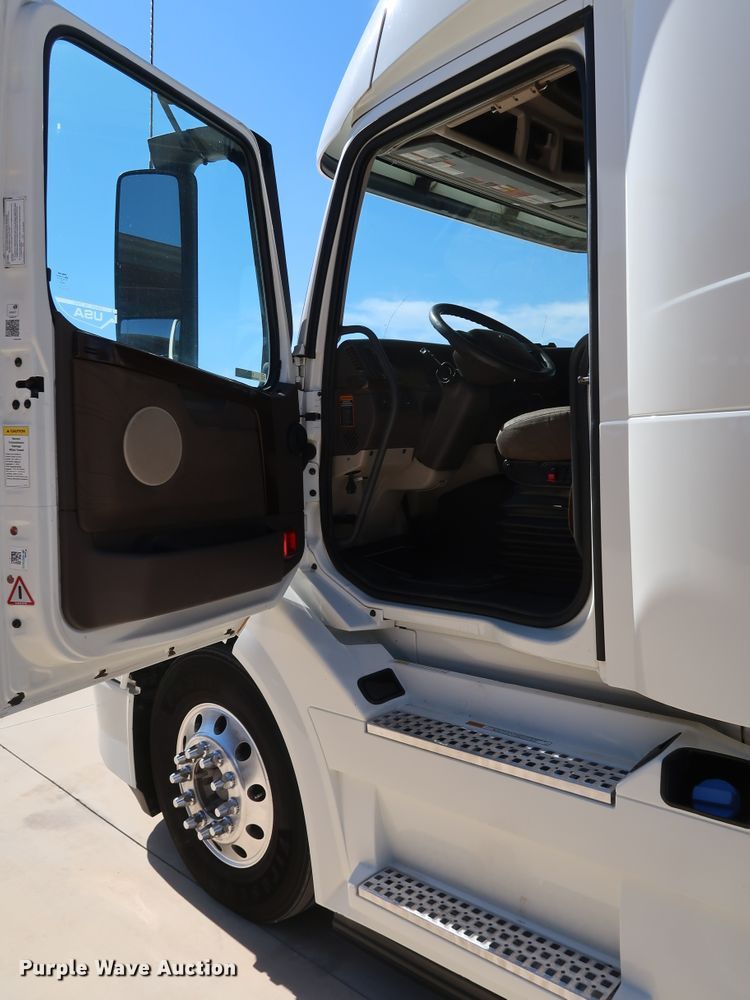 image for item IY9078 2017 Volvo VNL  semi truck