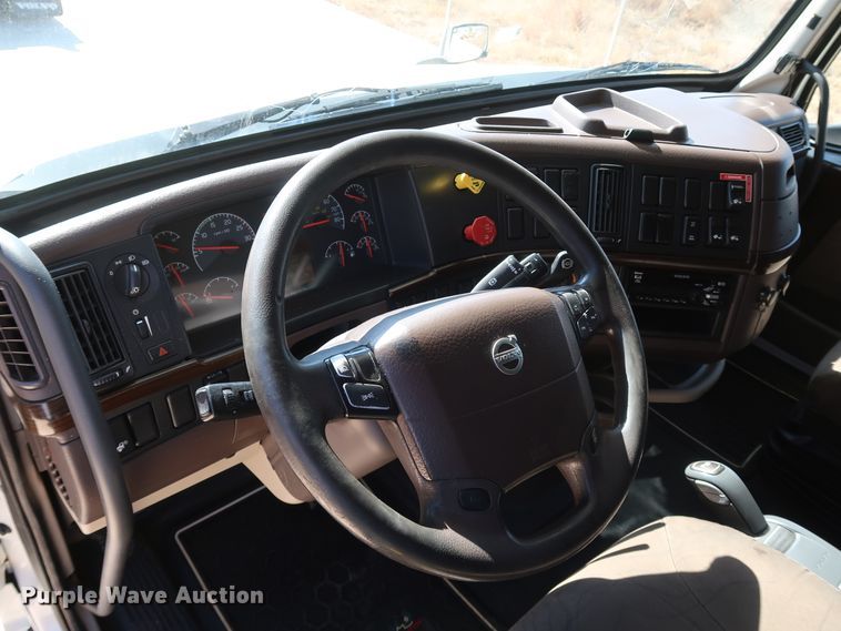 image for item IY9078 2017 Volvo VNL  semi truck