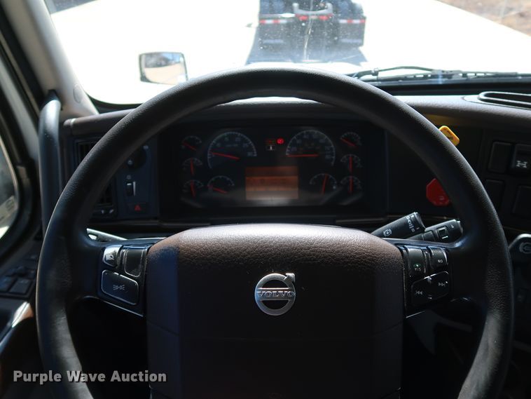 image for item IY9078 2017 Volvo VNL  semi truck