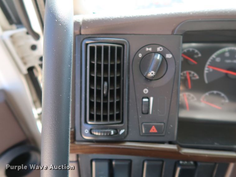 image for item IY9078 2017 Volvo VNL  semi truck