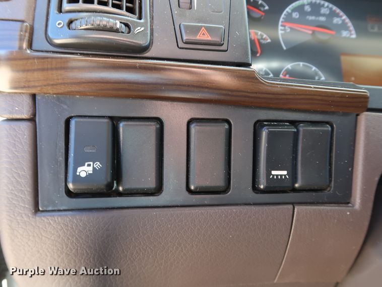 image for item IY9078 2017 Volvo VNL  semi truck