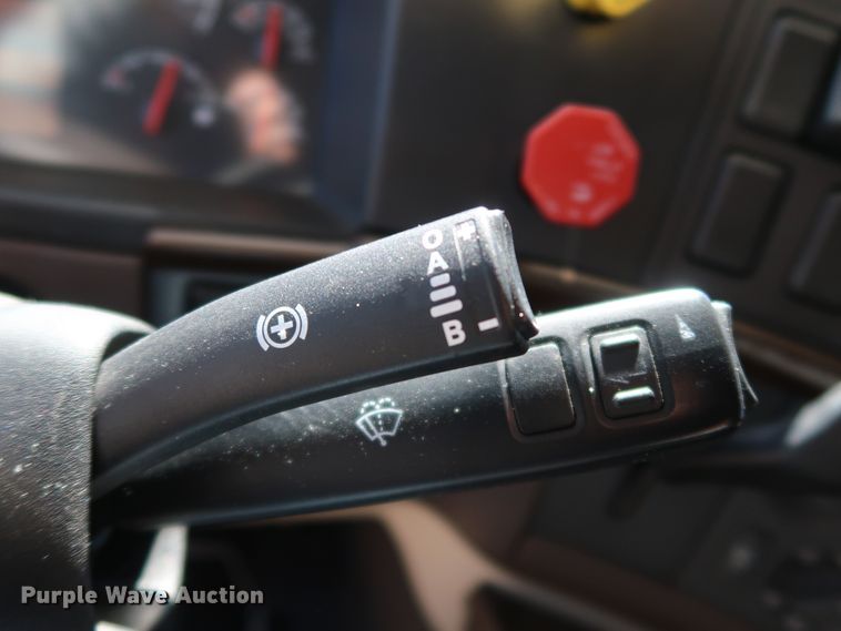 image for item IY9078 2017 Volvo VNL  semi truck