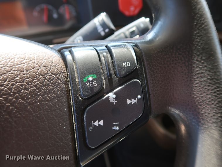 image for item IY9078 2017 Volvo VNL  semi truck