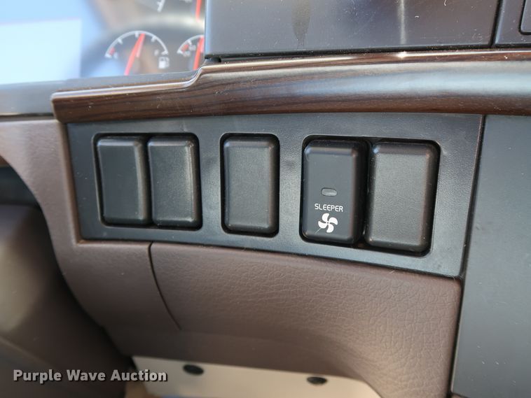 image for item IY9078 2017 Volvo VNL  semi truck