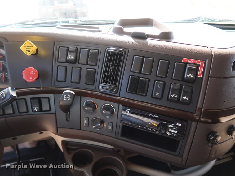 image for item IY9078 2017 Volvo VNL  semi truck