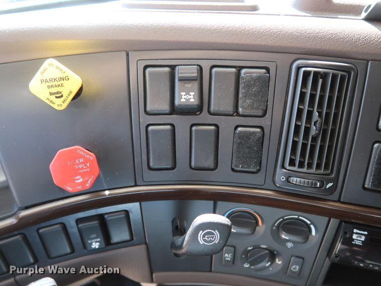 image for item IY9078 2017 Volvo VNL  semi truck