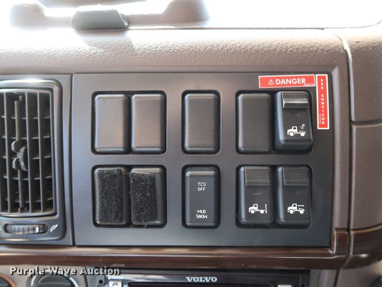 image for item IY9078 2017 Volvo VNL  semi truck