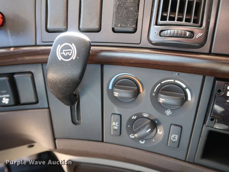 image for item IY9078 2017 Volvo VNL  semi truck