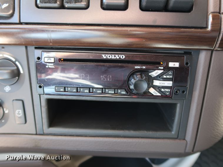 image for item IY9078 2017 Volvo VNL  semi truck