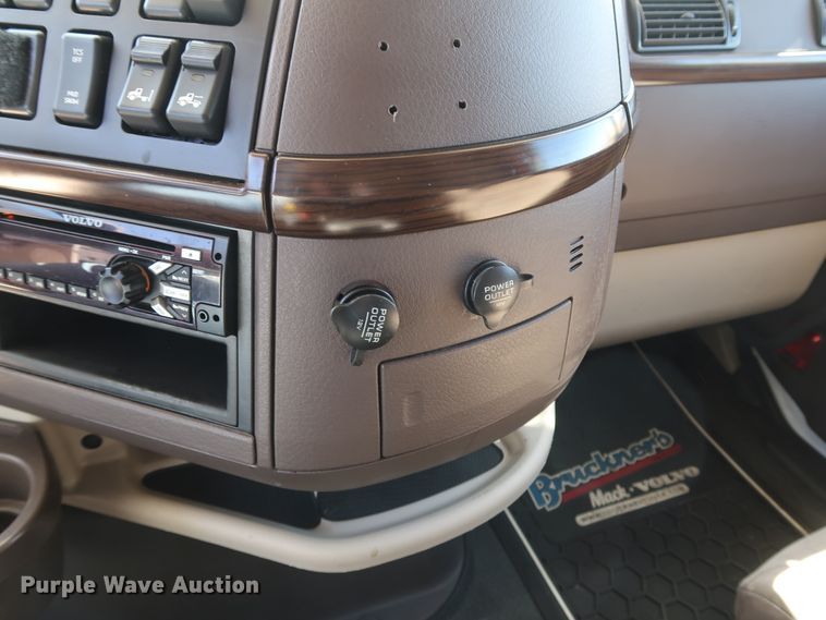 image for item IY9078 2017 Volvo VNL  semi truck