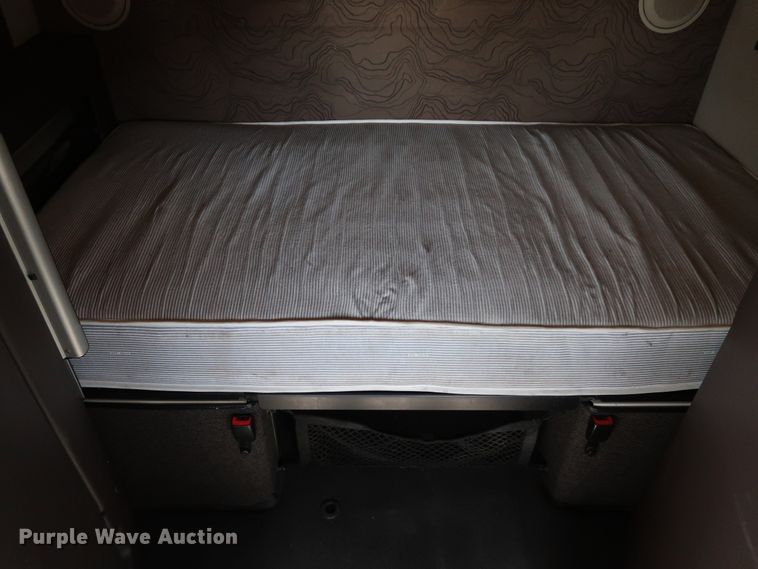 image for item IY9078 2017 Volvo VNL  semi truck