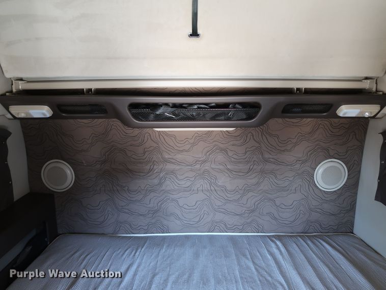 image for item IY9078 2017 Volvo VNL  semi truck