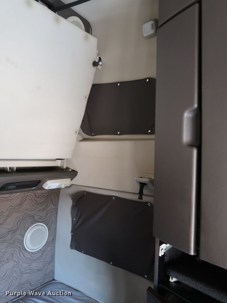 image for item IY9078 2017 Volvo VNL  semi truck