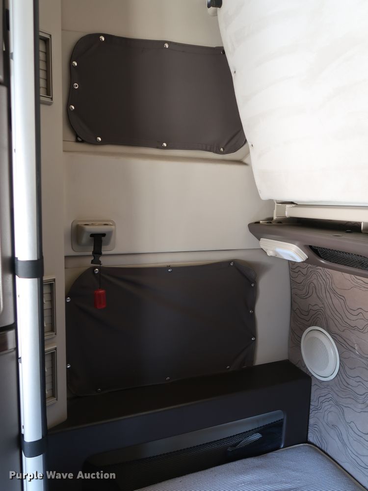 image for item IY9078 2017 Volvo VNL  semi truck