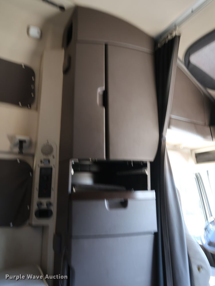 image for item IY9078 2017 Volvo VNL  semi truck