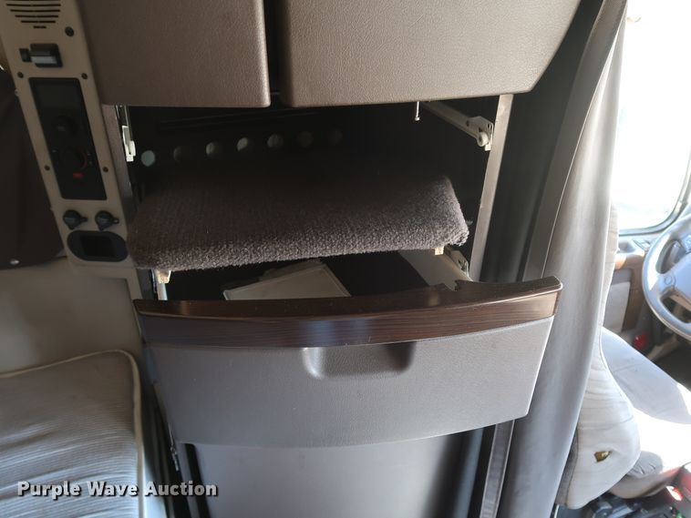 image for item IY9078 2017 Volvo VNL  semi truck