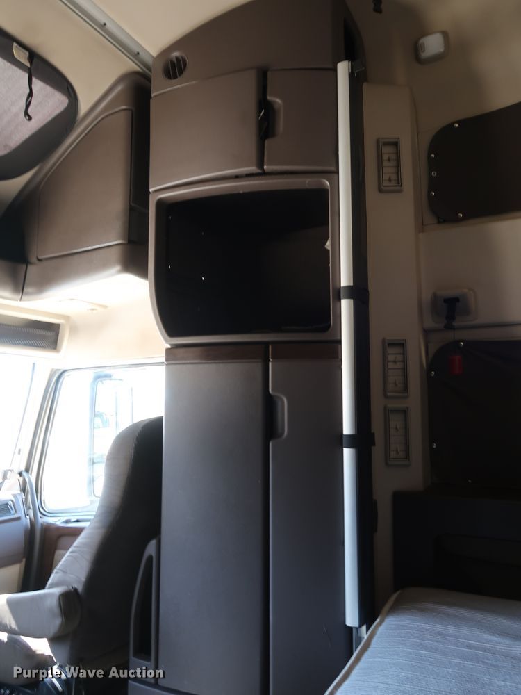 image for item IY9078 2017 Volvo VNL  semi truck