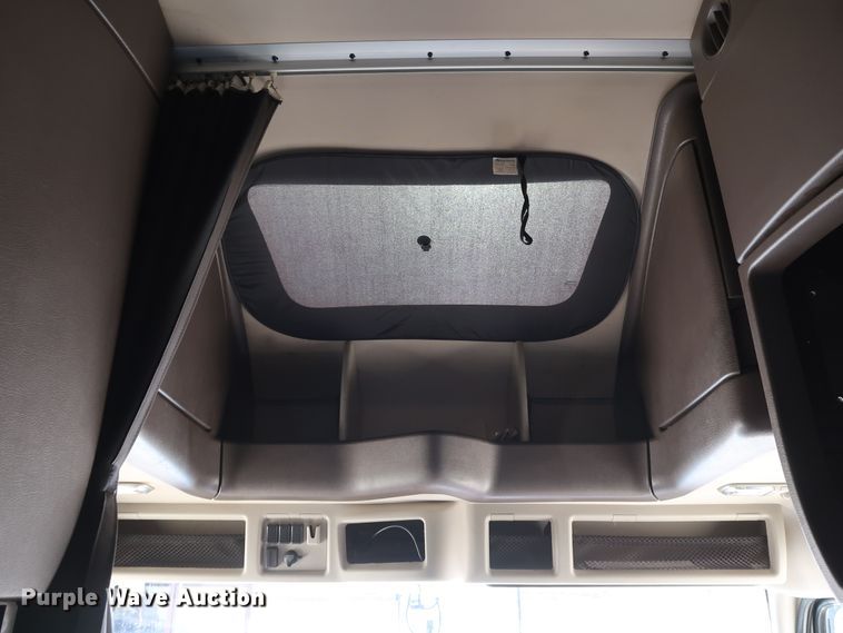 image for item IY9078 2017 Volvo VNL  semi truck