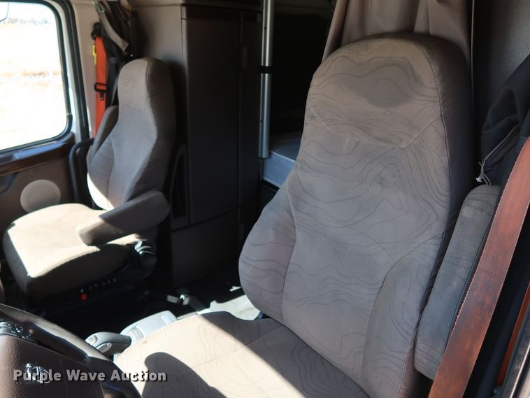 image for item IY9078 2017 Volvo VNL  semi truck