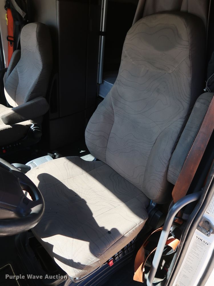 image for item IY9078 2017 Volvo VNL  semi truck