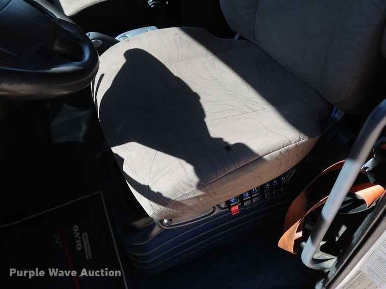 image for item IY9078 2017 Volvo VNL  semi truck