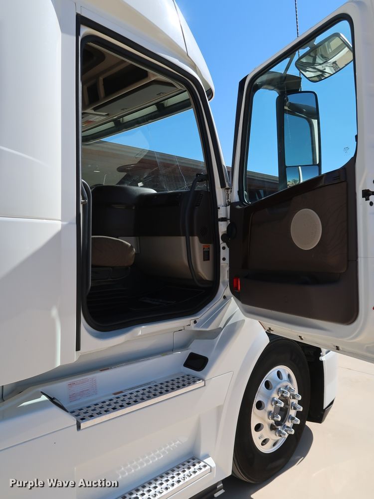 image for item IY9078 2017 Volvo VNL  semi truck