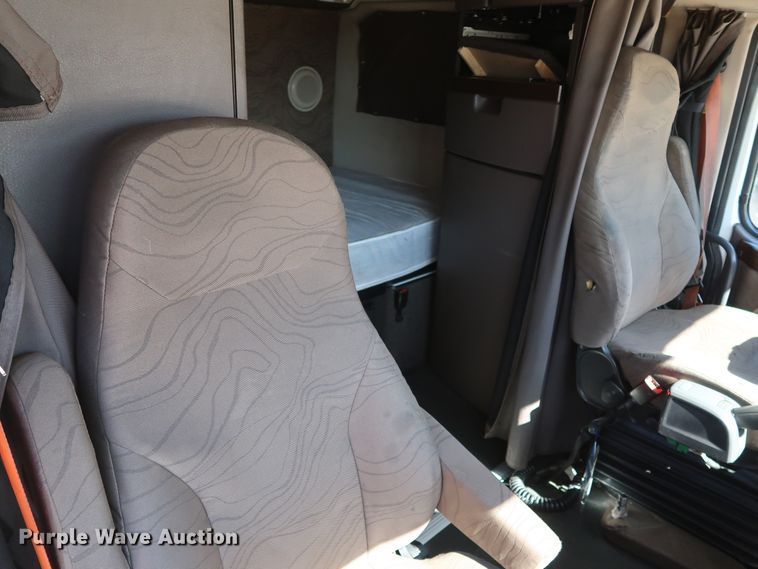 image for item IY9078 2017 Volvo VNL  semi truck