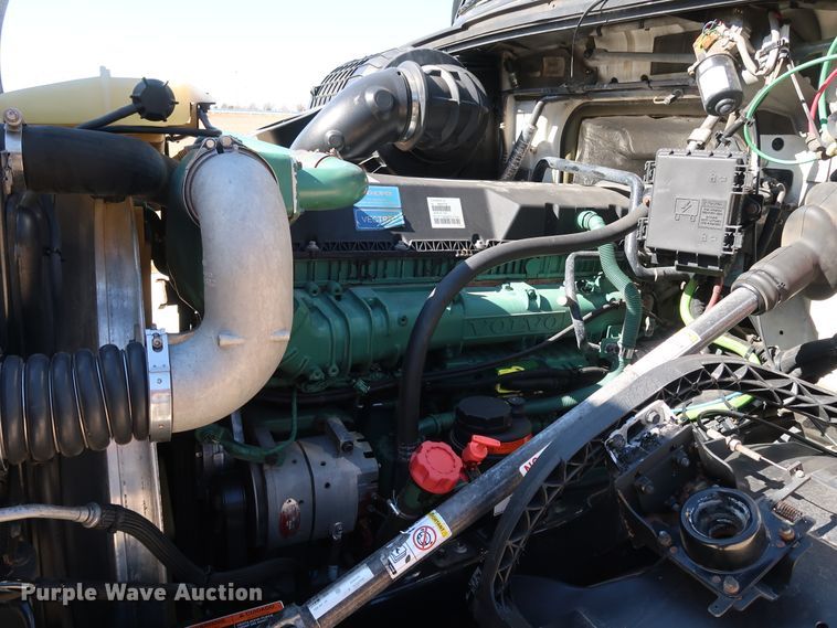 image for item IY9078 2017 Volvo VNL  semi truck